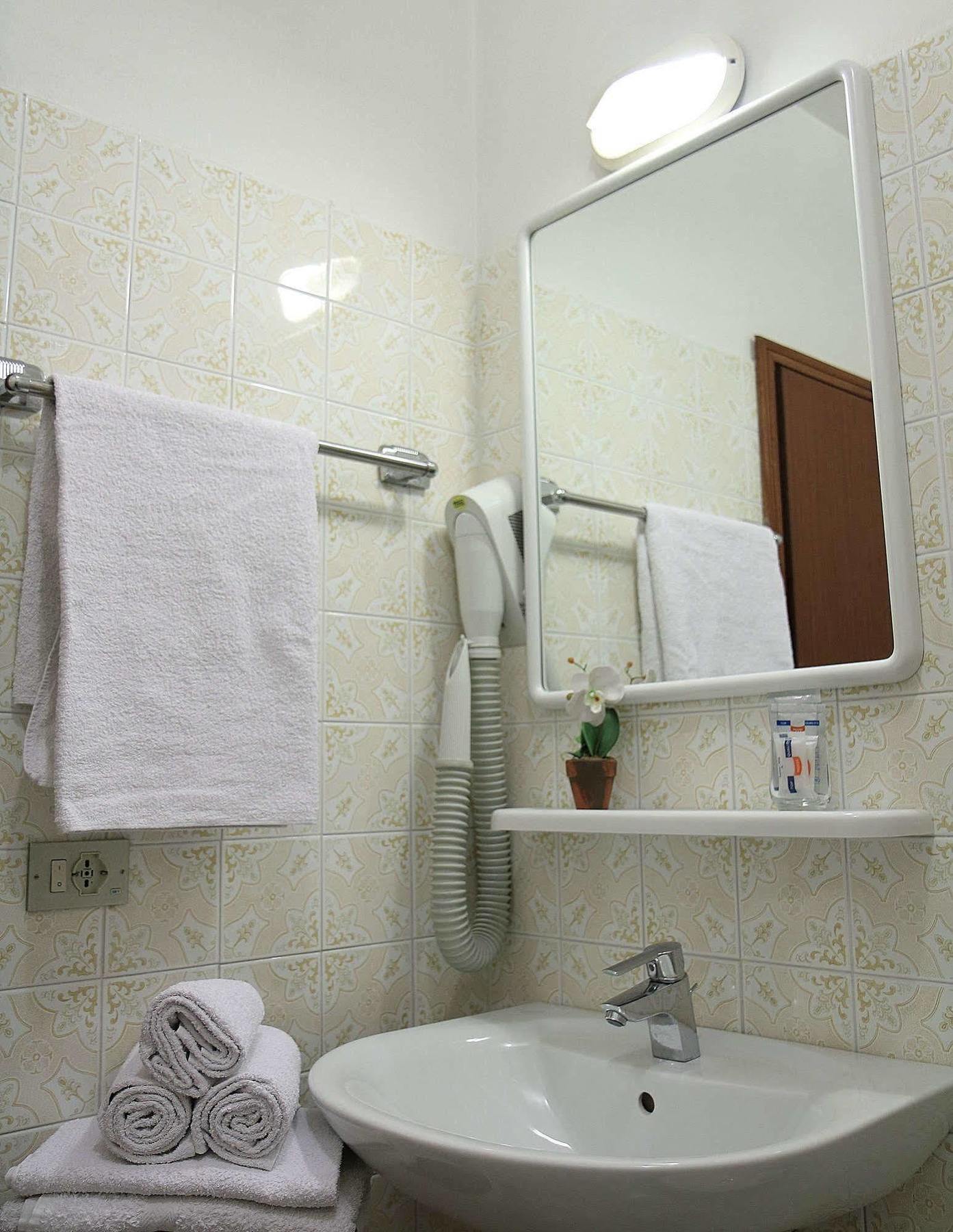 Hotel Villa Clara Torbole Sul Garda Exterior photo